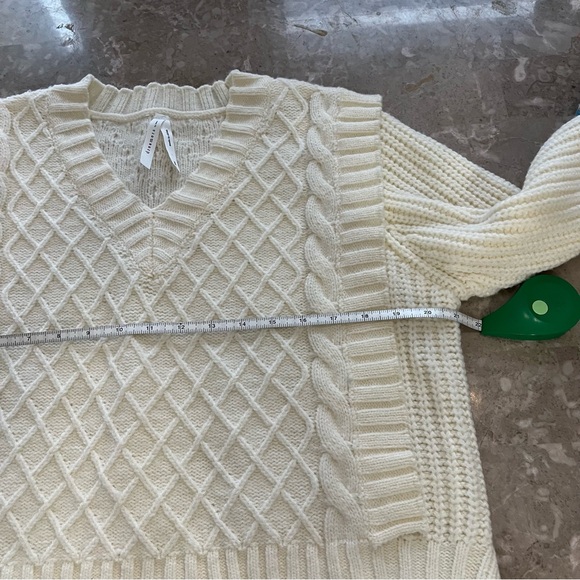 Women’s cream color knit swea size XS fits bigger - Picture 8 of 10